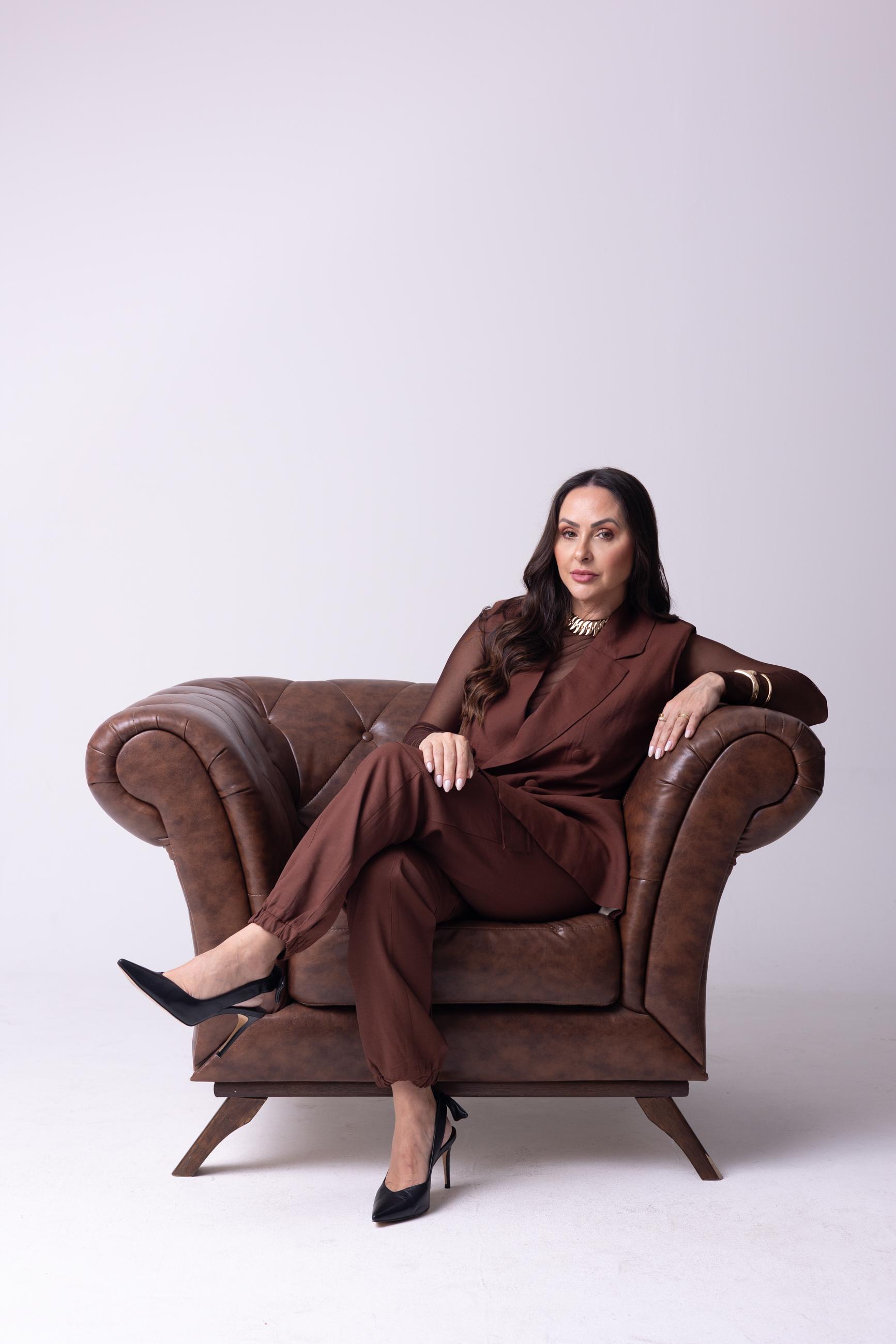 Dra. Gerusa de Sá sentada